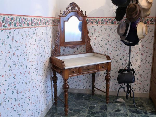 A small walnut toilette  (end of 19th century)  - Auction House Sale: Furniture and Paintings from Villa Roseto  - Florence - II - II - Maison Bibelot - Casa d'Aste Firenze - Milano