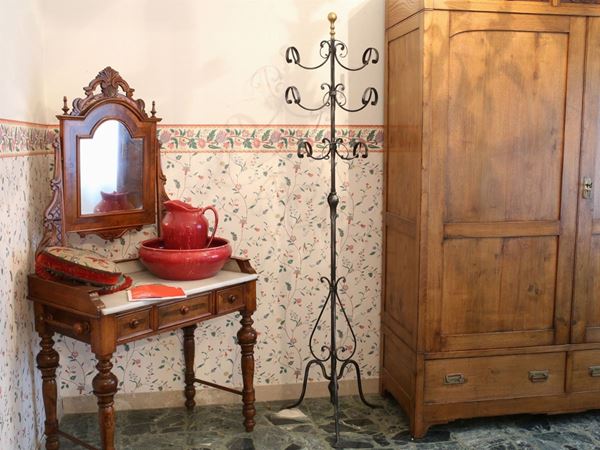 A metal coat rack  - Auction House Sale: Furniture and Paintings from Villa Roseto  - Florence - II - II - Maison Bibelot - Casa d'Aste Firenze - Milano