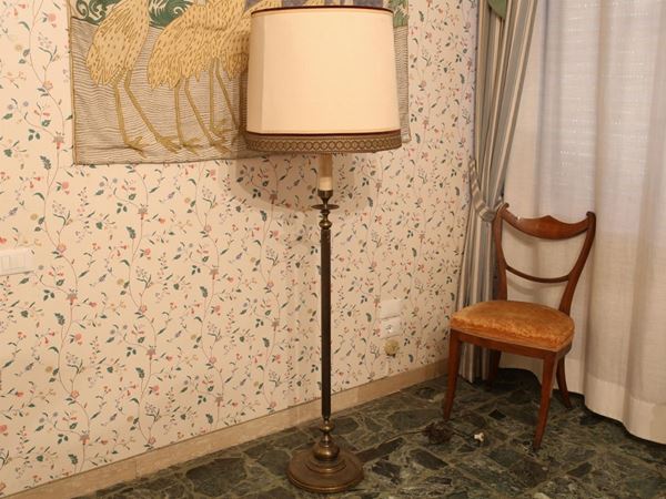 A bronze floor lamp  - Auction House Sale: Furniture and Paintings from Villa Roseto  - Florence - II - II - Maison Bibelot - Casa d'Aste Firenze - Milano