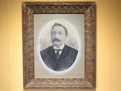 Coppia di Cornici in Legno e Pastiglia Dorata
