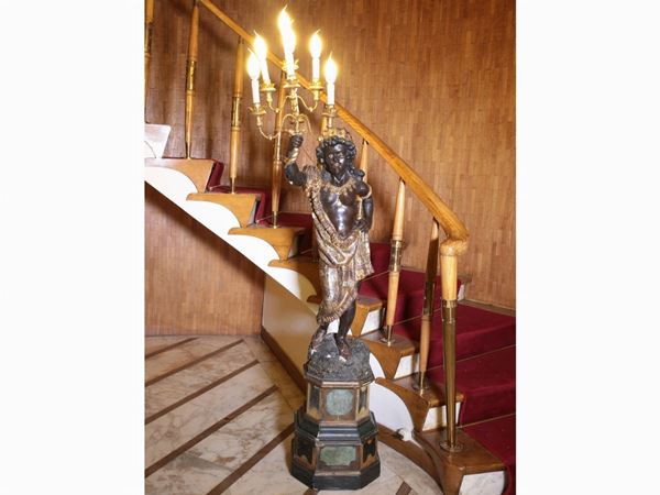 A lacquered and gilded wooden lamp  - Auction House Sale: Furniture and Paintings from Villa Roseto - Florence - III - III - Maison Bibelot - Casa d'Aste Firenze - Milano