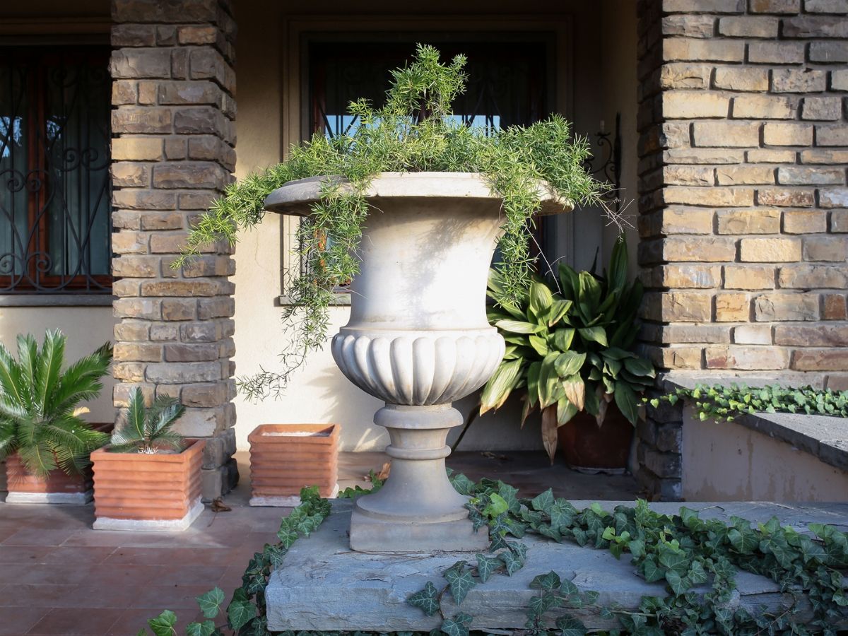 Coppia di Vasi Medicei da Giardino in Marmo