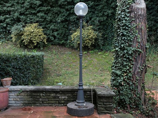 An iron lamp post