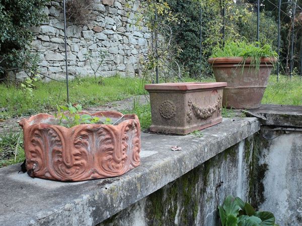 A terracotta garden items lot