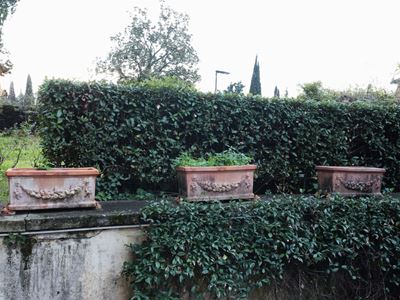 Serie di Tre Vasi a Cassetta da Giardino in Terracotta