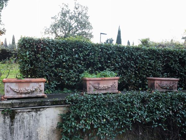 Serie di tre vasi a cassetta da giardino in terracotta