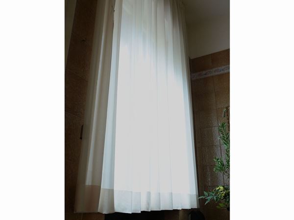 A curtain set