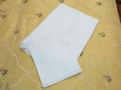 Tovaglia Rettangolare in Lino Bianco e Pizzo Valenciennes, Artigianato Fiorentino