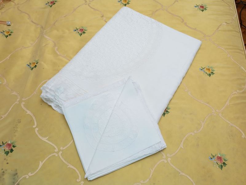 Tovaglia Rettangolare in Lino Bianco e Pizzo Valenciennes, Artigianato Fiorentino
