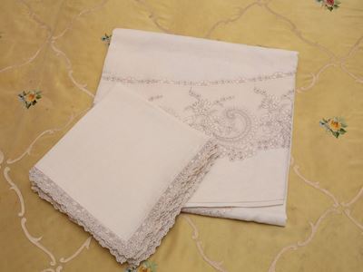 Tovaglia Rotonda in Bisso di Lino Beige e Pizzo Ecrù, Artigianato Fiorentino