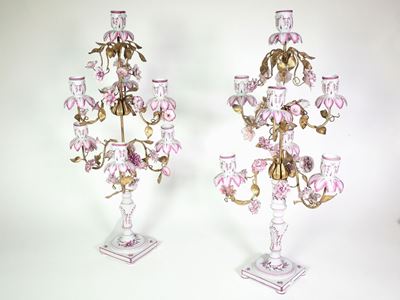 Coppia di Candelabri in Porcellana Policroma e Metallo Dorato