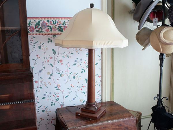 A walnut lamp  - Auction House Sale: Furniture and Paintings from Villa Roseto - Florence - III - III - Maison Bibelot - Casa d'Aste Firenze - Milano