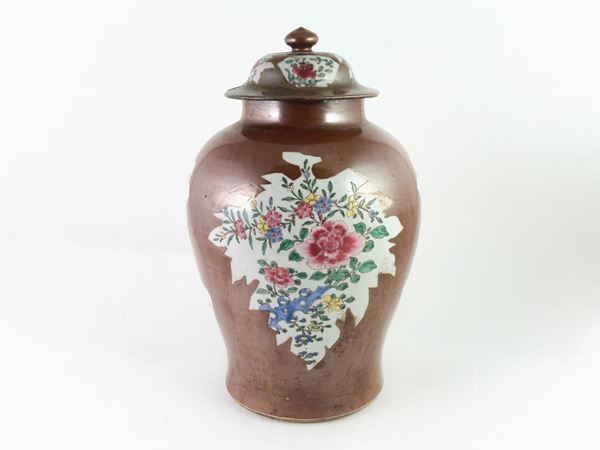 A porcelain potiche  (China, Famille Rose, 18th century)  - Auction House Sale: Furniture and Paintings from Villa Roseto - Florence - III - III - Maison Bibelot - Casa d'Aste Firenze - Milano