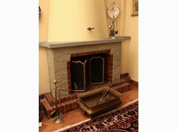 A brass fireplace set  - Auction House Sale: Furniture and Paintings from Villa Roseto  - Florence - II - II - Maison Bibelot - Casa d'Aste Firenze - Milano
