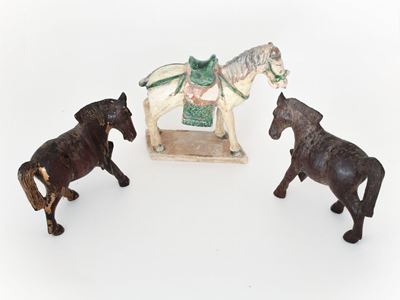 Tre Cavallini Orientali in Legno e Terracotta
