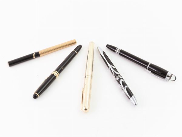 A vintage Montblanc Starwalker fountain pen and olther four ones