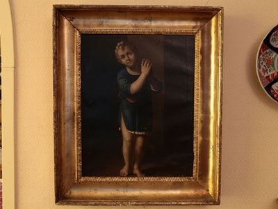 Bambino in Abito Azzurro in Preghiera