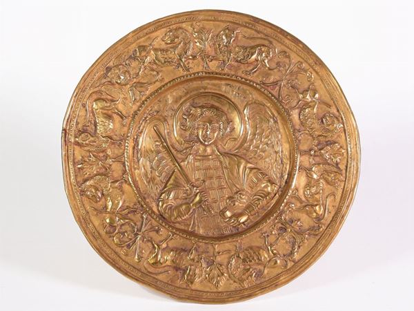 Patena di forma circolare in oro zecchino (oltre 950/1000)