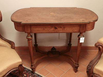 Tavolino in Noce Intarsiato in Legni di Frutto