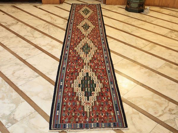 A kilim persian long carpet  - Auction Furniture and Oldmaster painting / Modern and Contemporary Art - I - Maison Bibelot - Casa d'Aste Firenze - Milano
