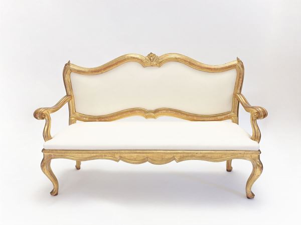 Coppia di divani in legno intagliato e dorato