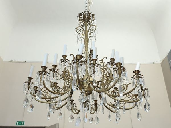 Lampadario in bronzo dorato e cristallo