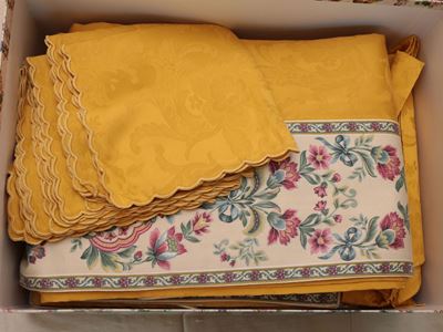 Due Tovaglie in Cotone Damascato Giallo Oro