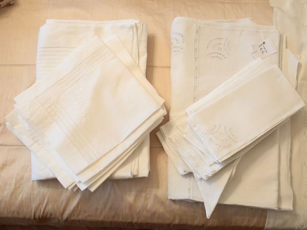 Two white linen tablecloths  - Auction House Sale: Furniture and Paintings from Villa Roseto - Florence - I - I - Maison Bibelot - Casa d'Aste Firenze - Milano