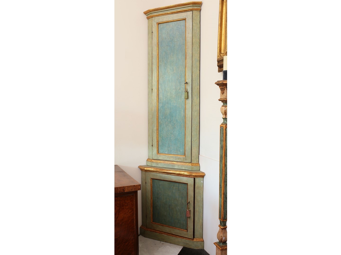 Coppia di Angoliere in Legno Laccato