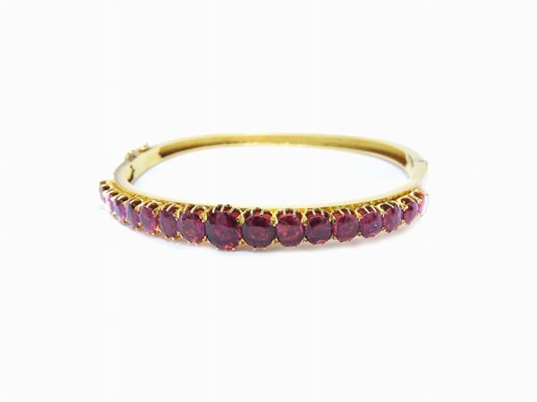 Yellow gold bangle with rubies