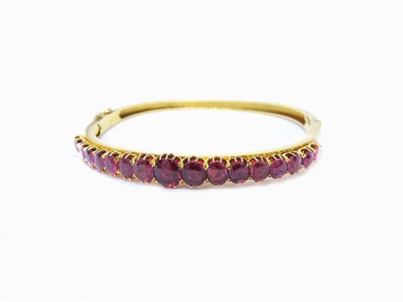 Bracciale Rigido in Oro Giallo con Rubini
