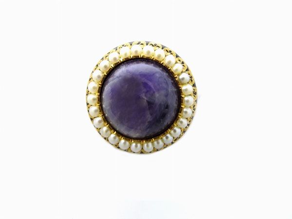 Yellow gold brooch with enamels, half pearls and amethyst quartz