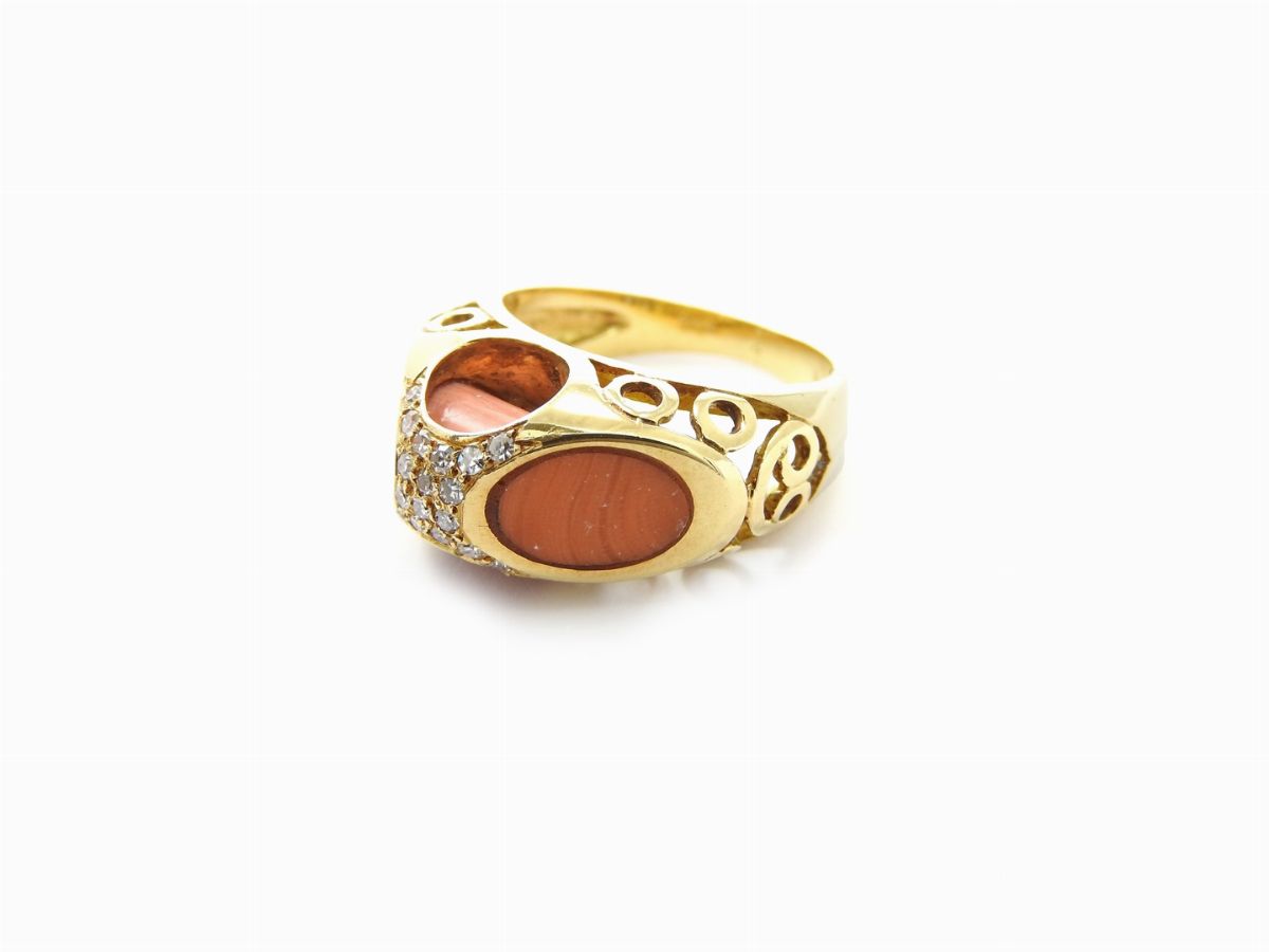 Anello in Oro Giallo, Diamanti e Corallo Arancio