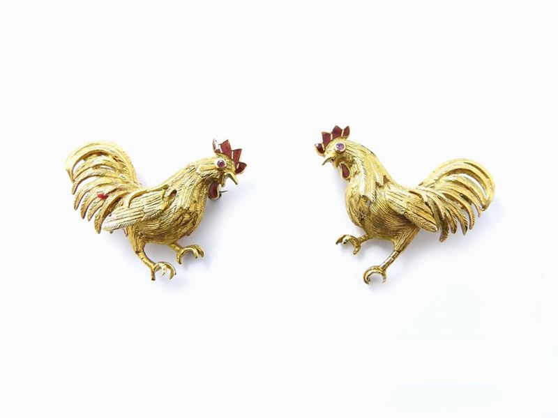 Coppia di Spille Animalier in Oro Giallo, Piccoli Rubini e Smalti