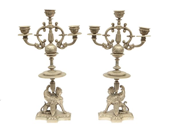 Coppia di candelabri eclettici in metallo