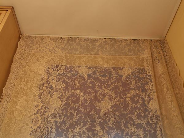Pair of mechanical lace curtains