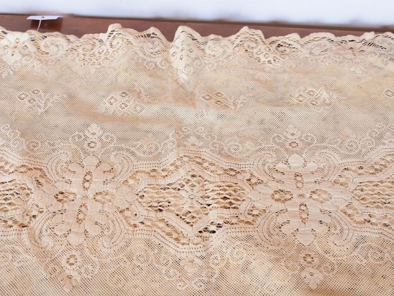Serie di Sei Tende a Vetro Realizzate a Merletto con Telaio Meccanico