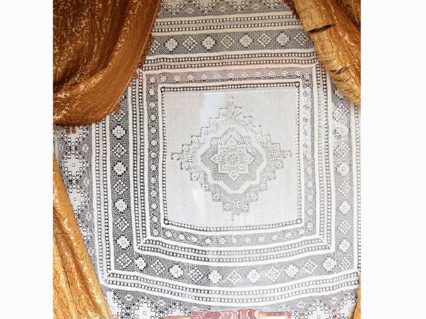 Mechanical lace tablecloth  (end of 19th century)  - Auction Antiquities, Interior Decorations and Vintage  from the Panarello Gallery in Taormina - Maison Bibelot - Casa d'Aste Firenze - Milano