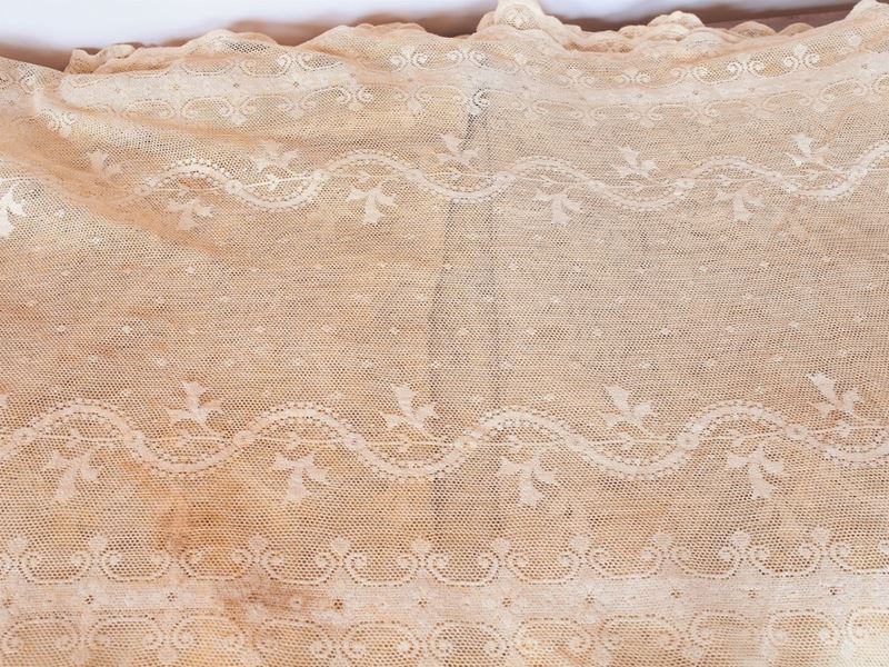 Serie di Quattro Tende a Vetro Realizzate a Merletto con Telaio Meccanico