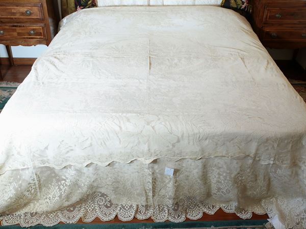 A mechanical lace tablecloth or bedspread