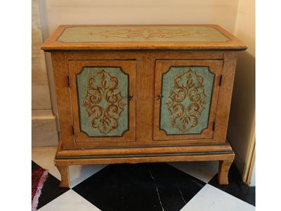 Piccola Credenza in Legno Laccato nei Toni Dell'ocra