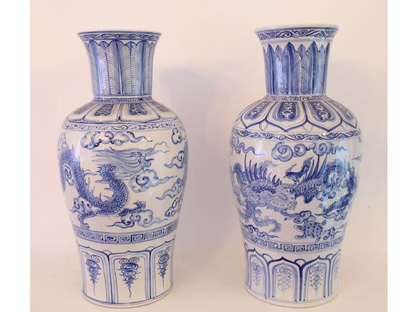 Coppia di vasi in porcellana, Cina, XX secolo