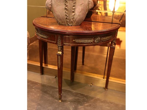 A walnut veenered console  (begin of 20th century)  - Auction Lazzi's House - first part Furniture, paintings, Murano glass, curiosities - Maison Bibelot - Casa d'Aste Firenze - Milano
