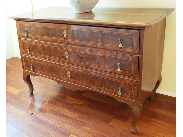 A walnut veenered chest of drawers  (second half of 18th century)  - Auction Lazzi's House - first part Furniture, paintings, Murano glass, curiosities - Maison Bibelot - Casa d'Aste Firenze - Milano