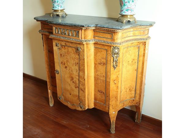 Piccola credenza impiallacciata in radica bionda