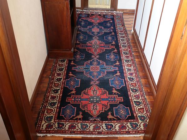 Old-fashioned Caucasian gallery carpet  - Auction Lazzi's House - first part Furniture, paintings, Murano glass, curiosities - Maison Bibelot - Casa d'Aste Firenze - Milano