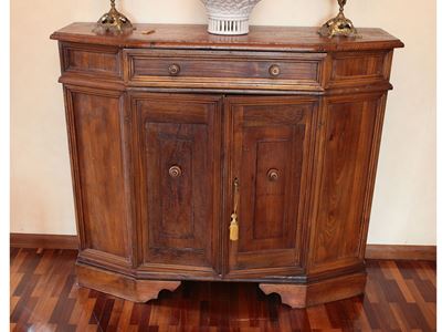 Piccola Credenza Rustica in Legno Tenero, Noce ed Altre Essenze