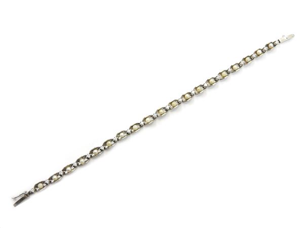 White gold bracelet with diamonds and pearls
