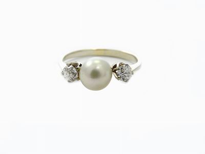 Anello in Oro Bianco con Perla e Diamanti