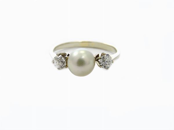 Anello in oro bianco con perla e diamanti